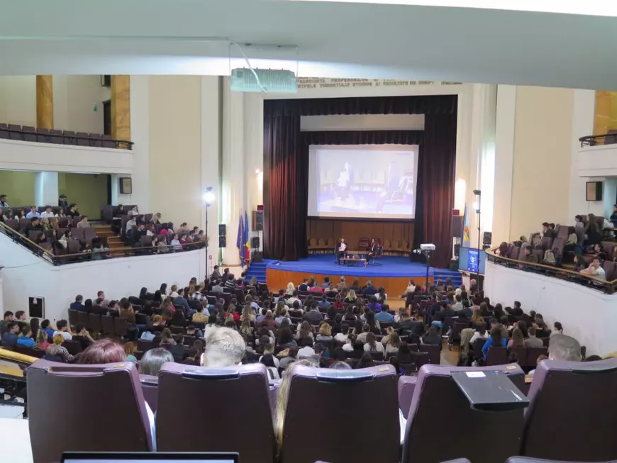 Întrebată de o studentă despre fenomenul condamnaților români care au fugit în alte țări, Laura Kovesi l-a invocat pe Cătălin Predoiu