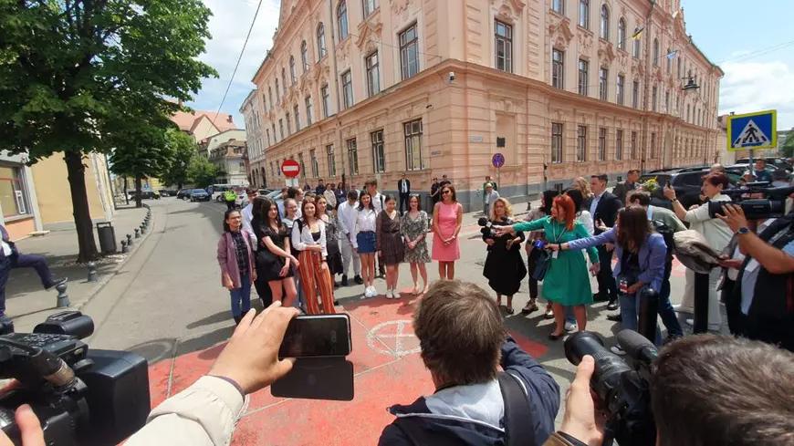 Klaus Iohannis, către elevii care îl așteptau pentru poză în Sibiu, alături de Carmen Iohannis: „Vedeți că până și greva are ceva avantaje”