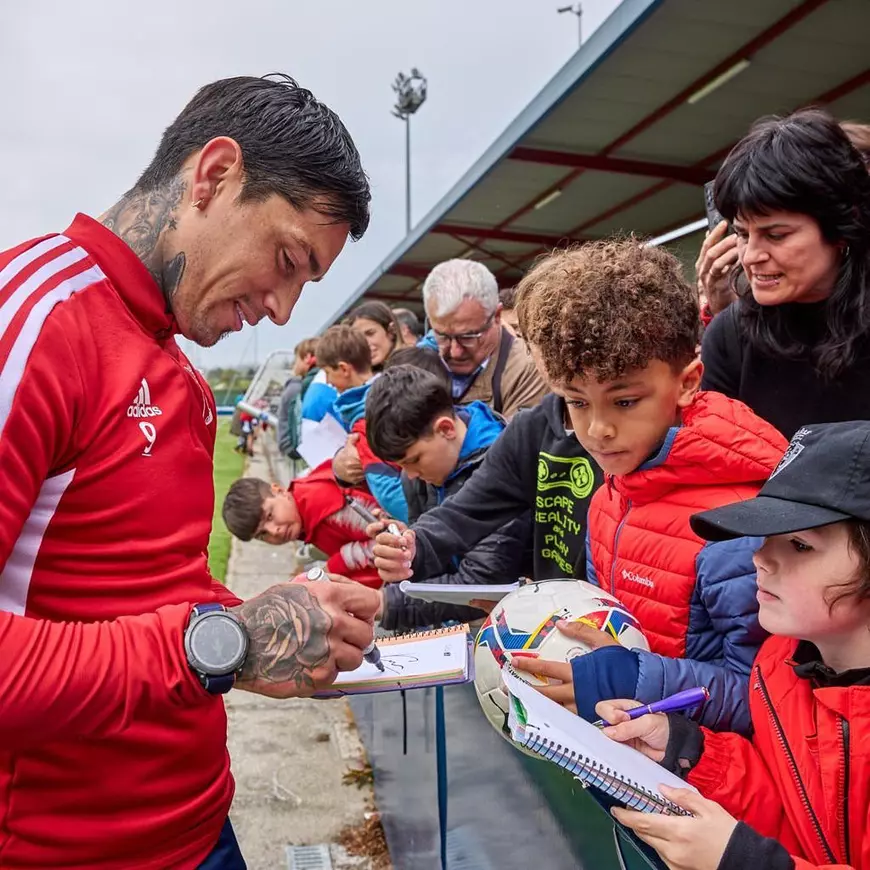 Jocuri pe bani cu pistolul îndreptat spre el, acuzații false și închisoare. Viața unui argentinian care a depășit toate obstacolele vieții și a ajuns în vârf