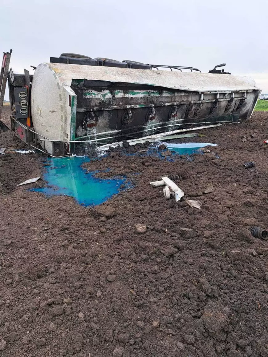 O cisternă plină cu motorină s-a răsturnat pe DN 2 Bacău-Roman. Pericolul de explozie, înlăturat