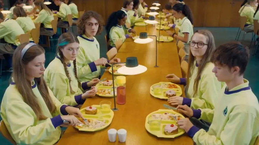 Ce este „Club zero”, fondat de o profesoară de nutriție care își manipulează elevii de la a mânca tot mai puțin la a nu mai mânca deloc