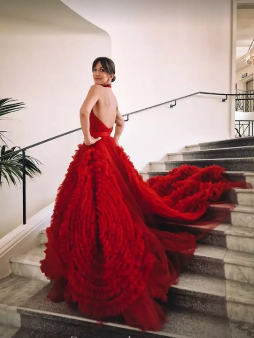 Dana Rogoz, diva în roșu de la Cannes 2023. Actrița a îmbrăcat o rochie cu trenă, în valoare de peste 7.500 de lei