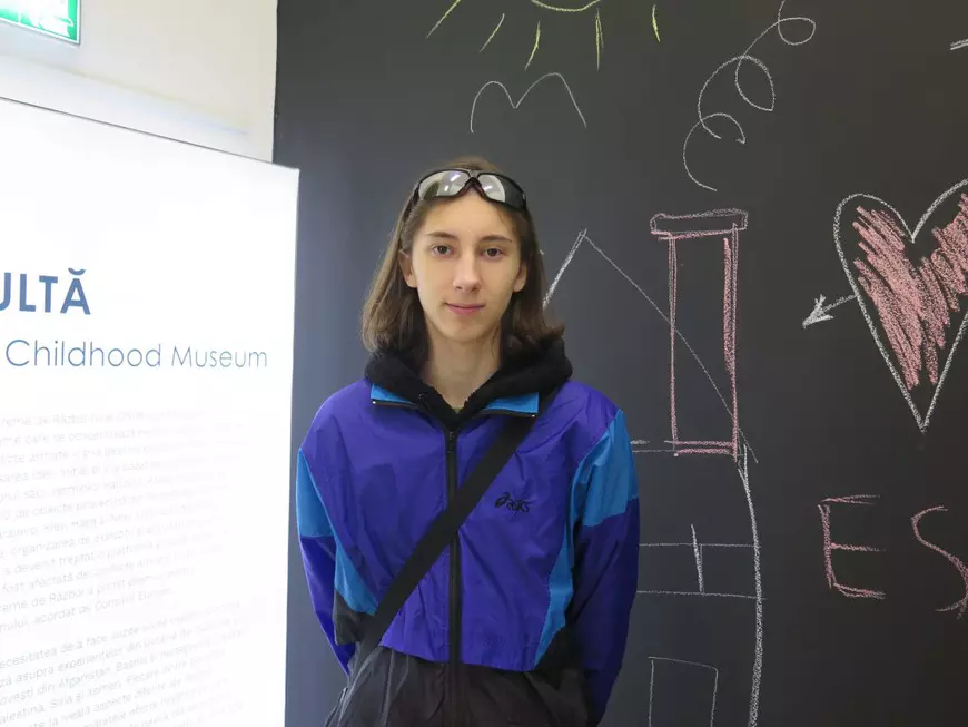 Obiectele copiilor afectați de război, expuse la Muzeul Țăranului Român. „Prin acest binoclu am văzut și lucruri frumoase”