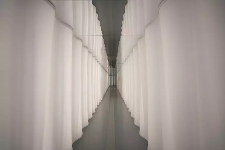 IQOS și Romanian Design Week te invită să descoperi instalația „Echoes of Presence” între 12-28 mai în Piața Amzei din București