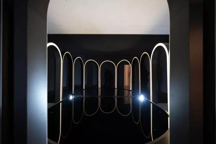 IQOS și Romanian Design Week te invită să descoperi instalația „Echoes of Presence” între 12-28 mai în Piața Amzei din București