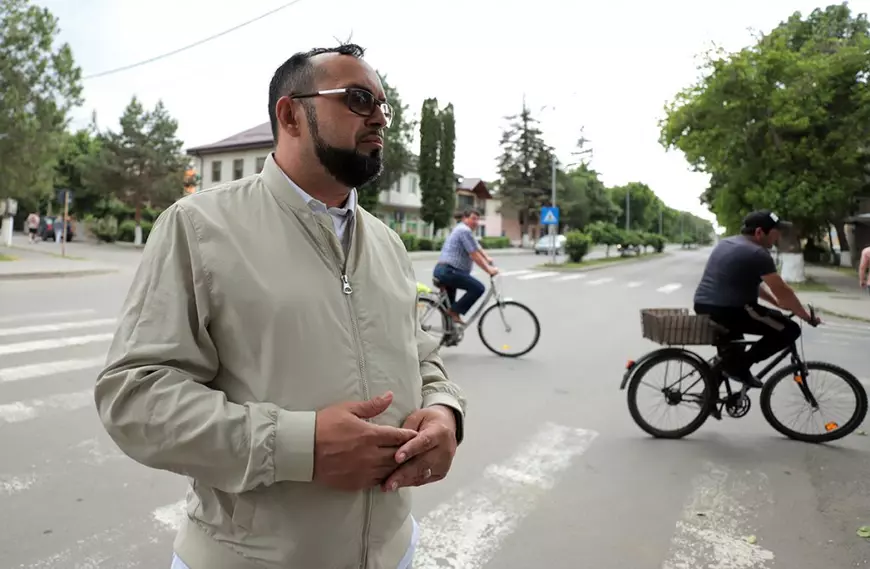 PORTRET. Un bărbat cu dizabilități din Făurei schimbă destinele tinerilor romi, pe care îi convinge să meargă la facultate: „Avem astăzi ingineri, medici”