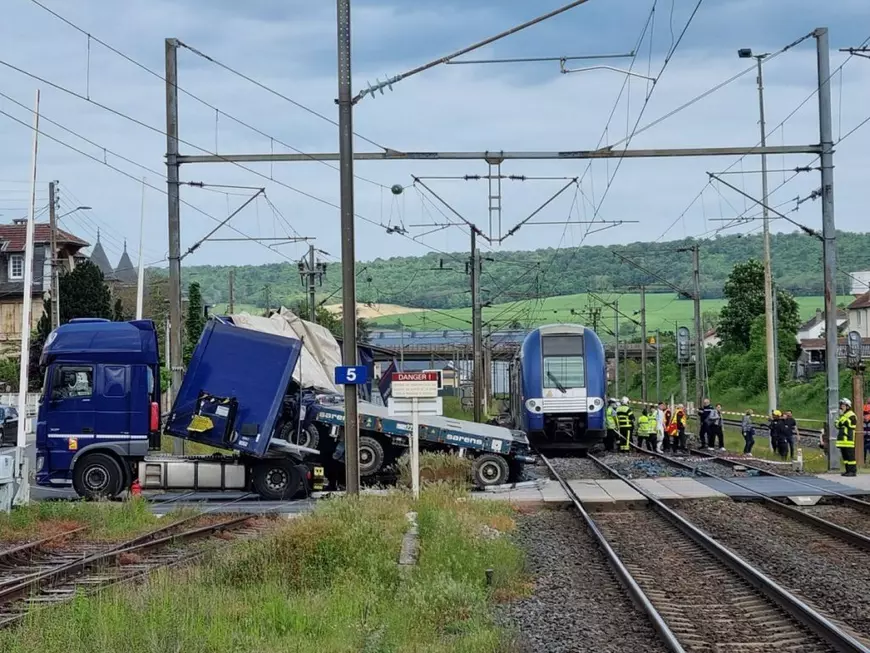 Un camion românesc a rămas blocat pe șine, în Franța. Șoferul s-a dat jos și s-a salvat înainte ca trenul să lovească în plin semiremorca