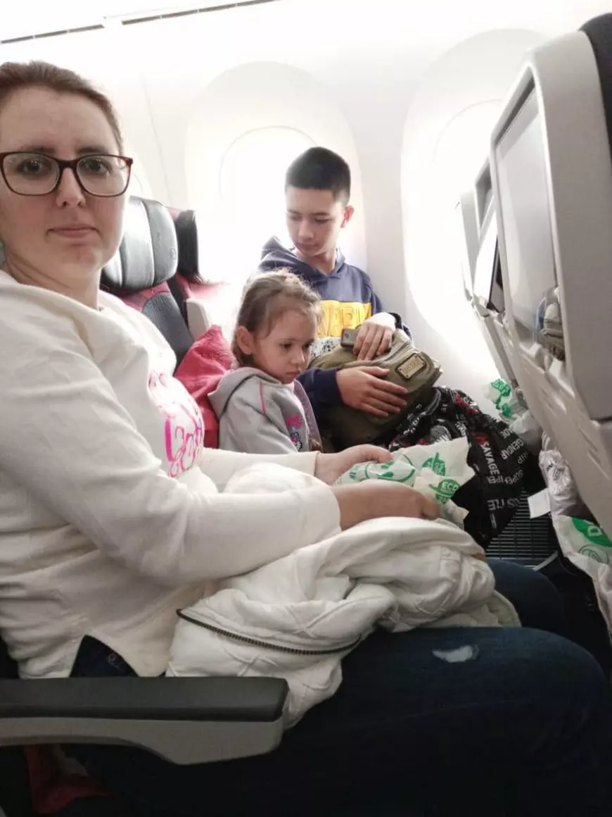 EXCLUSIV. Bucuria întoarcerii acasă pentru o familie care a stat blocată 12 ani în Venezuela, unde salariul minim este sub 8 dolari. „Am scăpat din haos”