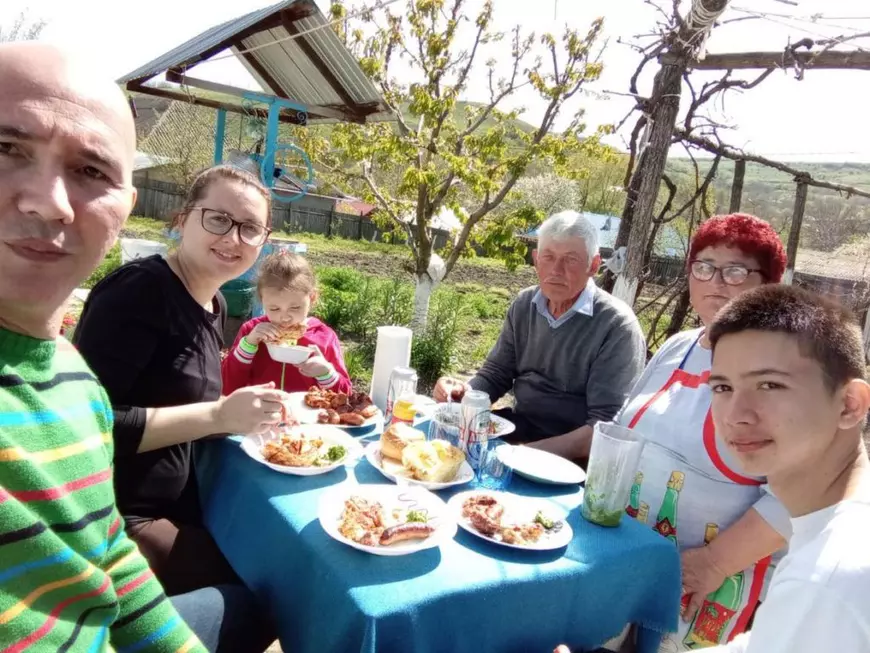 EXCLUSIV. Bucuria întoarcerii acasă pentru o familie care a stat blocată 12 ani în Venezuela, unde salariul minim este sub 8 dolari. „Am scăpat din haos”