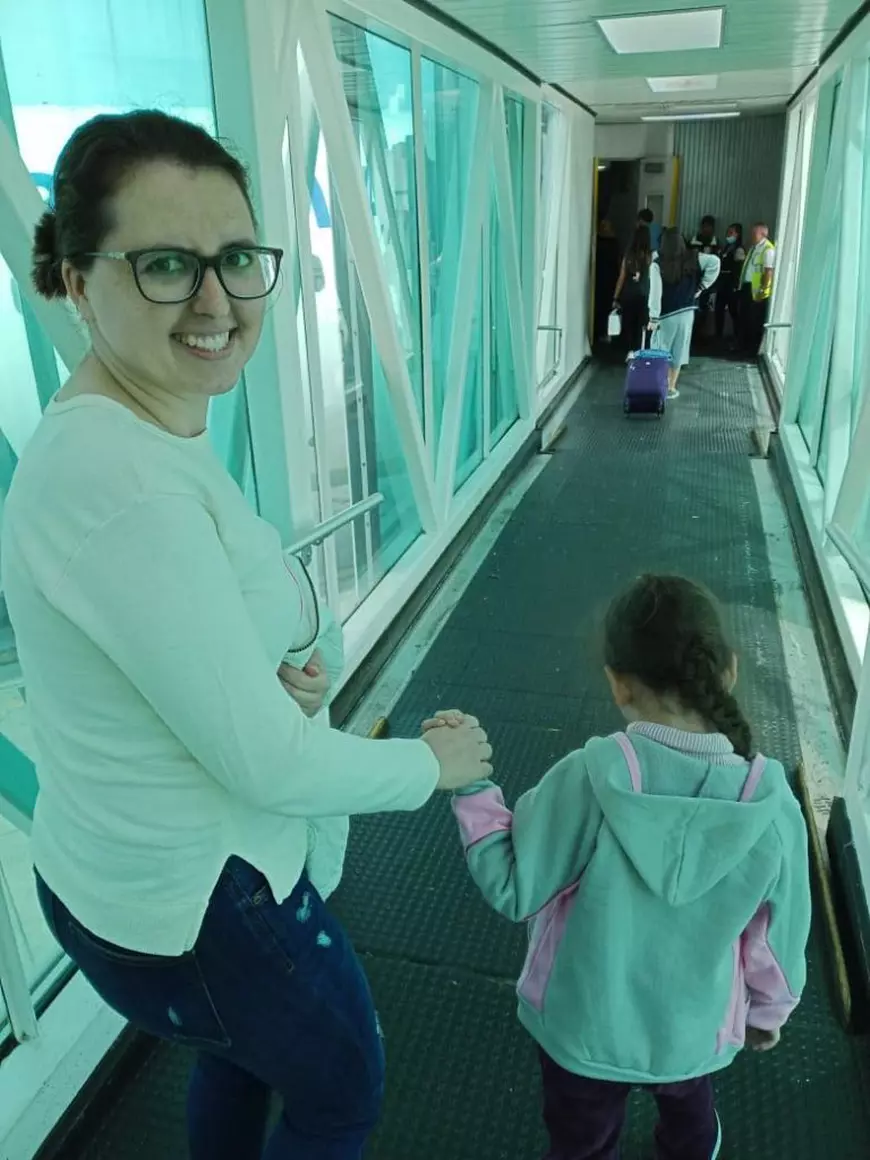 EXCLUSIV. Bucuria întoarcerii acasă pentru o familie care a stat blocată 12 ani în Venezuela, unde salariul minim este sub 8 dolari. „Am scăpat din haos”