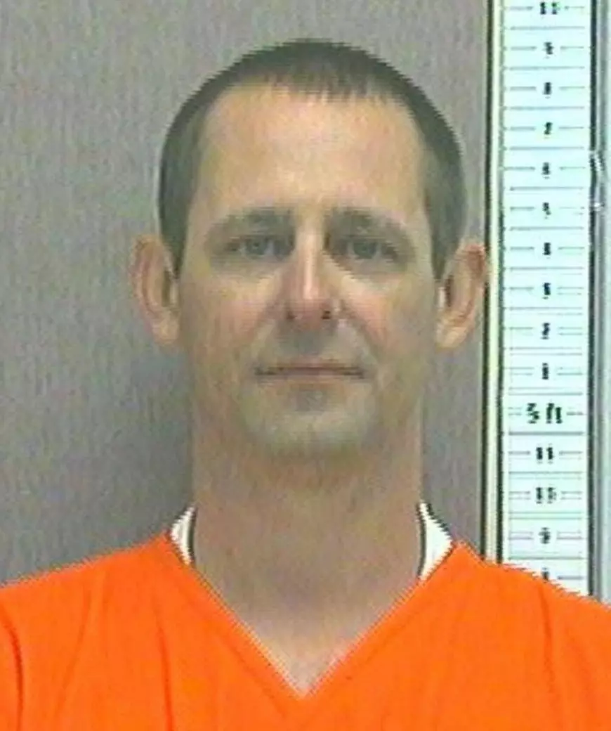 Polițiștii care căutau două adolescente dispărute au găsit șapte cadavre în curtea unui bărbat de 39 de ani, dintr-un orășel american