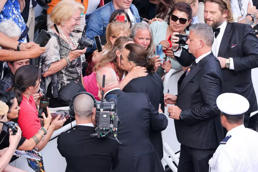 EXCLUSIV. Interviu la Cannes cu Johnny Depp. Despre nevoia ca bărbatul să-și recunoască slăbiciunea în fața femeii de lângă el: „În unele puncte, sunt mai mic decât tine”