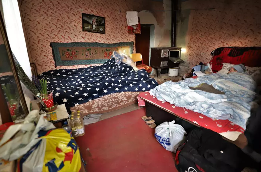 REPORTAJ. La 26 de ani, Andrei veghează la căpătâiul mamei căzute la pat. S-a împrumutat 700 de lei ca să ia o ușă pentru casa lor care stă să cadă: „Muncesc să am grija ei! N-o s-o părăsesc niciodată!”