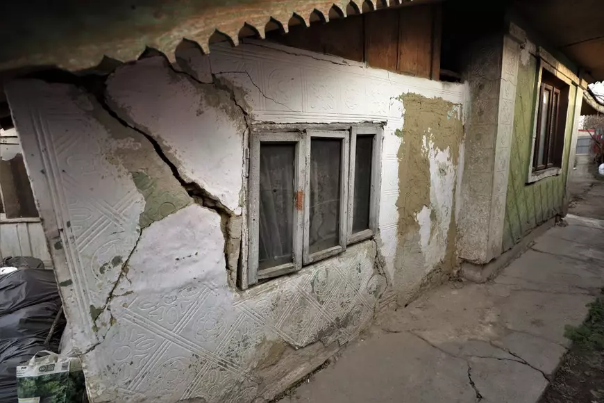 REPORTAJ. La 26 de ani, Andrei veghează la căpătâiul mamei căzute la pat. S-a împrumutat 700 de lei ca să ia o ușă pentru casa lor care stă să cadă: „Muncesc să am grija ei! N-o s-o părăsesc niciodată!”