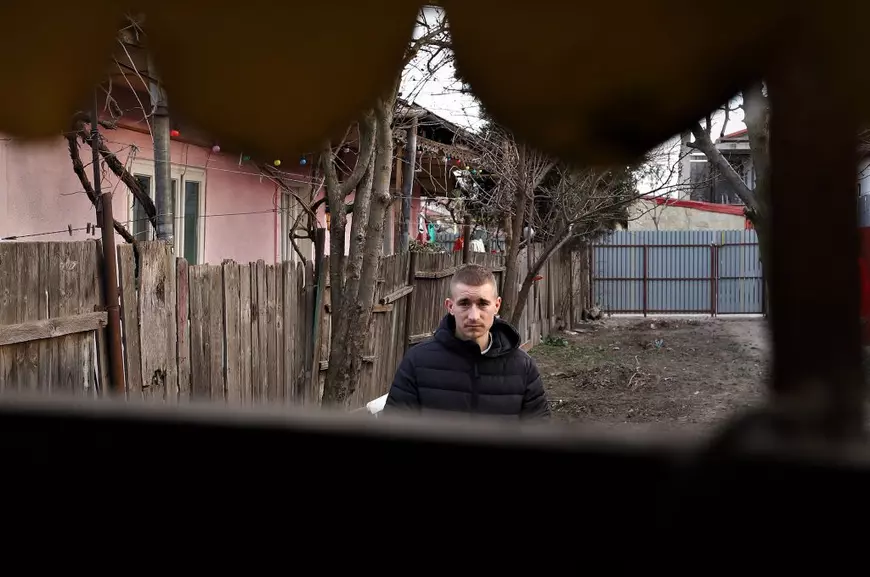 REPORTAJ. La 26 de ani, Andrei veghează la căpătâiul mamei căzute la pat. S-a împrumutat 700 de lei ca să ia o ușă pentru casa lor care stă să cadă: „Muncesc să am grija ei! N-o s-o părăsesc niciodată!”
