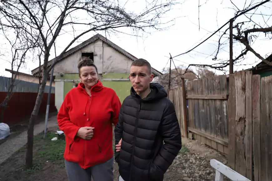 REPORTAJ. La 26 de ani, Andrei veghează la căpătâiul mamei căzute la pat. S-a împrumutat 700 de lei ca să ia o ușă pentru casa lor care stă să cadă: „Muncesc să am grija ei! N-o s-o părăsesc niciodată!”