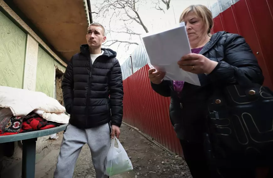 REPORTAJ. La 26 de ani, Andrei veghează la căpătâiul mamei căzute la pat. S-a împrumutat 700 de lei ca să ia o ușă pentru casa lor care stă să cadă: „Muncesc să am grija ei! N-o s-o părăsesc niciodată!”