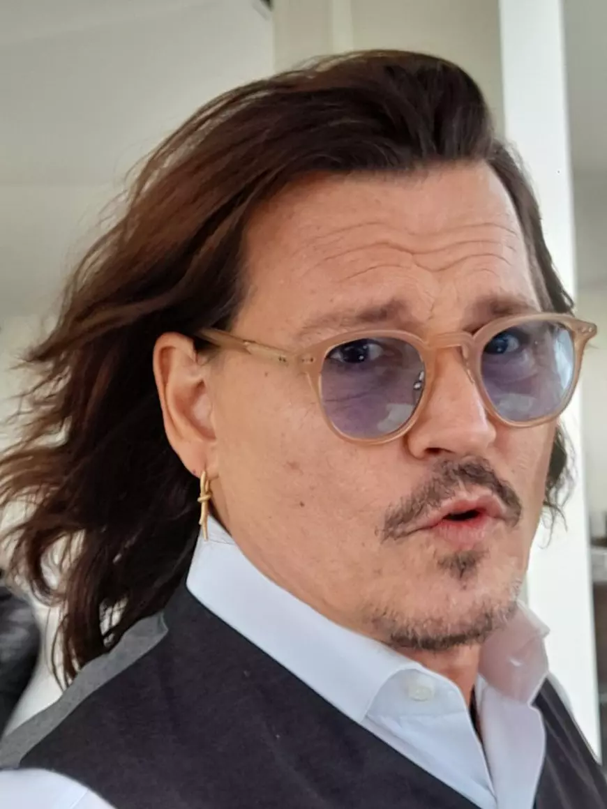 EXCLUSIV. Interviu la Cannes cu Johnny Depp. Despre nevoia ca bărbatul să-și recunoască slăbiciunea în fața femeii de lângă el: „În unele puncte, sunt mai mic decât tine”