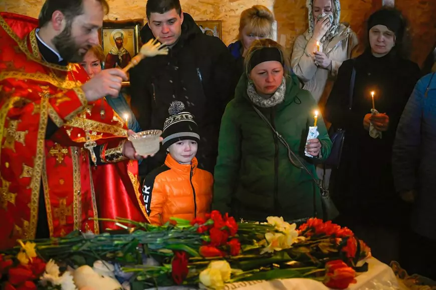 Imagini copleșitoare de la funeraliile victimelor din Uman. Micuțul Mișa plânge după sora lui, ucisă în atacul rusesc: „Mi-e dor de tine, Sofia”