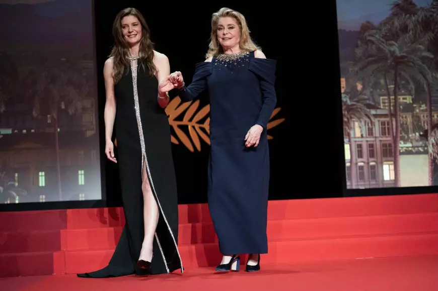 Corespondență de la Cannes: Emoționată de poemul despre Ucraina rostit pe scenă, Catherine Deneuve a uitat să deschidă festivalul 