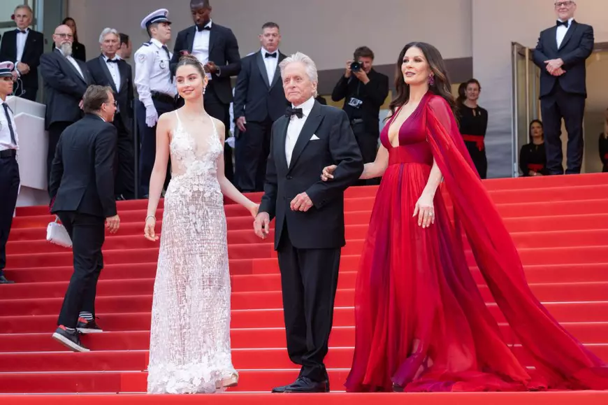 Corespondență de la Cannes: Emoționată de poemul despre Ucraina rostit pe scenă, Catherine Deneuve a uitat să deschidă festivalul 