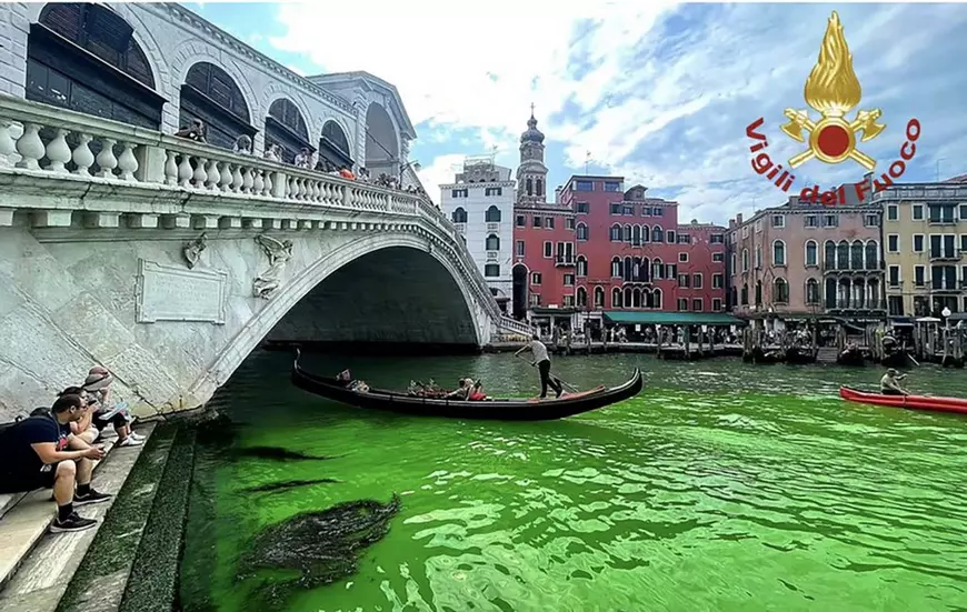 Apa Marelui Canal din Veneția s-a colorat în verde fosforescent. Polițiștii italieni au deschis o anchetă