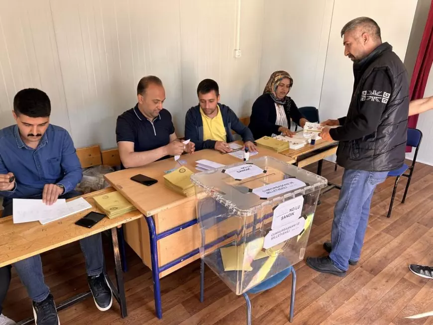 Vot în containere în zonele afectate de cutremurul din februarie, în Turcia. „Sunt alegeri triste, dar e totuși o datorie civică”