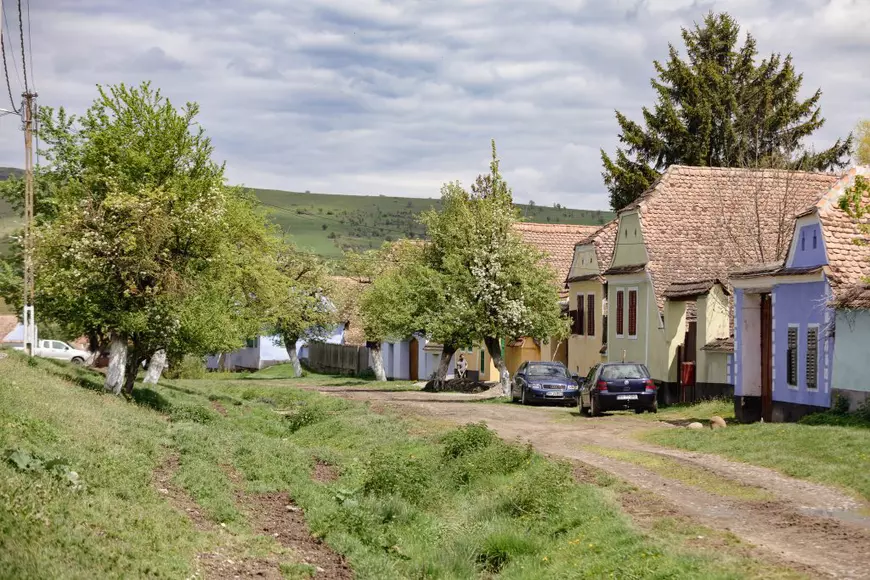 REPORTAJ. Vecinii Regelui Charles de la Viscri, curioși să vadă încoronarea la TV, triști că n-o să-i mai viziteze ca înainte: „Are alte responsabilități acum”