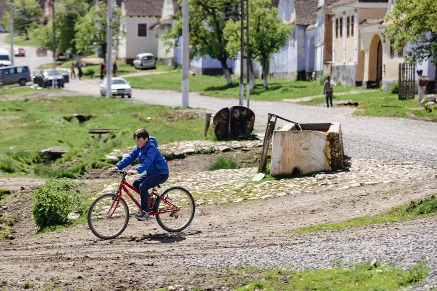 REPORTAJ. Vecinii Regelui Charles de la Viscri, curioși să vadă încoronarea la TV, triști că n-o să-i mai viziteze ca înainte: „Are alte responsabilități acum”