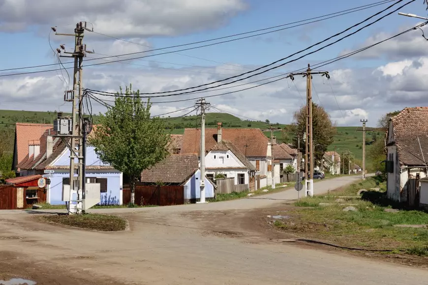 REPORTAJ. Vecinii Regelui Charles de la Viscri, curioși să vadă încoronarea la TV, triști că n-o să-i mai viziteze ca înainte: „Are alte responsabilități acum”