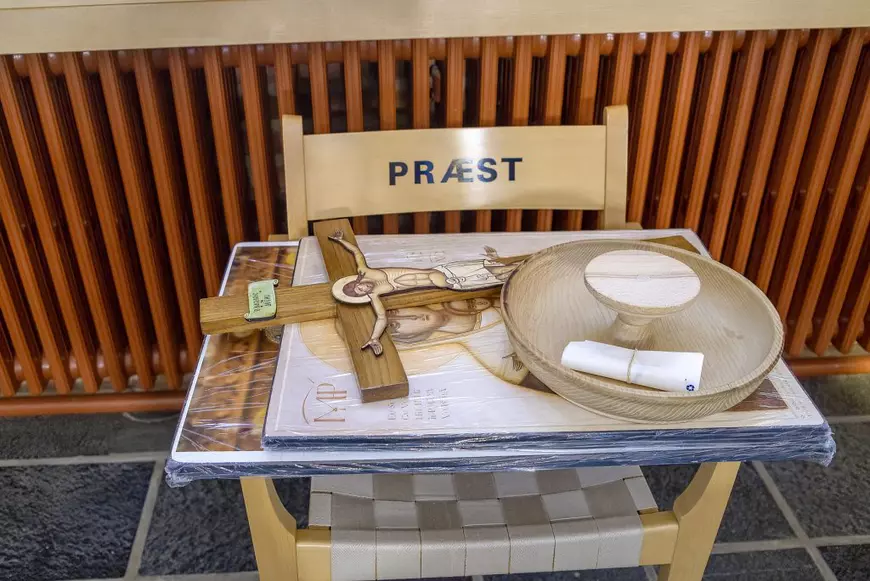 REPORTAJ. Rețeaua invizibilă a preoților români voluntari din diaspora. În nordul Danemarcei, preotul ține duminica slujbele ortodoxe, iar în timpul săptămânii sudează turbine eoliene marine