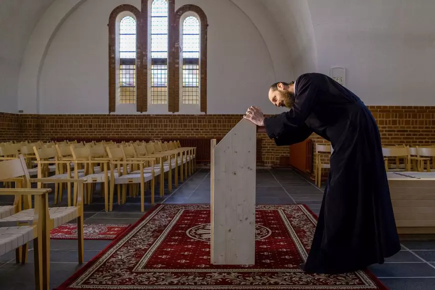 REPORTAJ. Rețeaua invizibilă a preoților români voluntari din diaspora. În nordul Danemarcei, preotul ține duminica slujbele ortodoxe, iar în timpul săptămânii sudează turbine eoliene marine