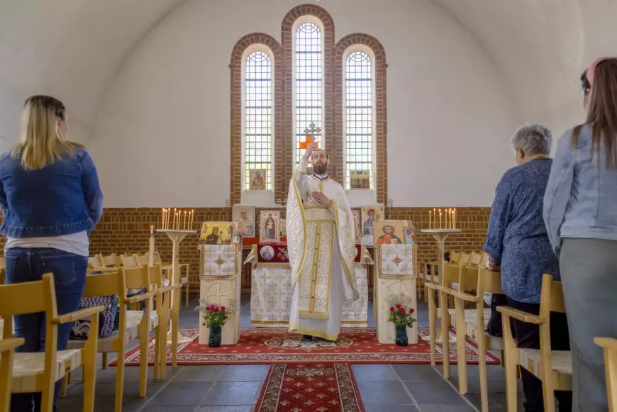 REPORTAJ. Rețeaua invizibilă a preoților români voluntari din diaspora. În nordul Danemarcei, preotul ține duminica slujbele ortodoxe, iar în timpul săptămânii sudează turbine eoliene marine