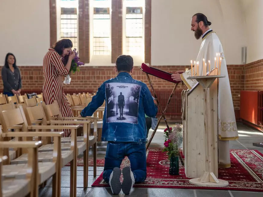 REPORTAJ. Rețeaua invizibilă a preoților români voluntari din diaspora. În nordul Danemarcei, preotul ține duminica slujbele ortodoxe, iar în timpul săptămânii sudează turbine eoliene marine