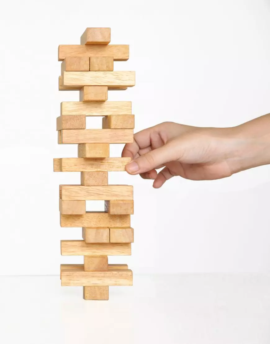 Cum se joacă Jenga - Imagine cu un turn Jenga.