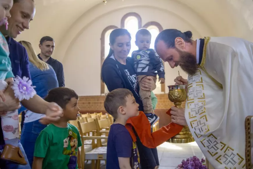 REPORTAJ. Rețeaua invizibilă a preoților români voluntari din diaspora. În nordul Danemarcei, preotul ține duminica slujbele ortodoxe, iar în timpul săptămânii sudează turbine eoliene marine