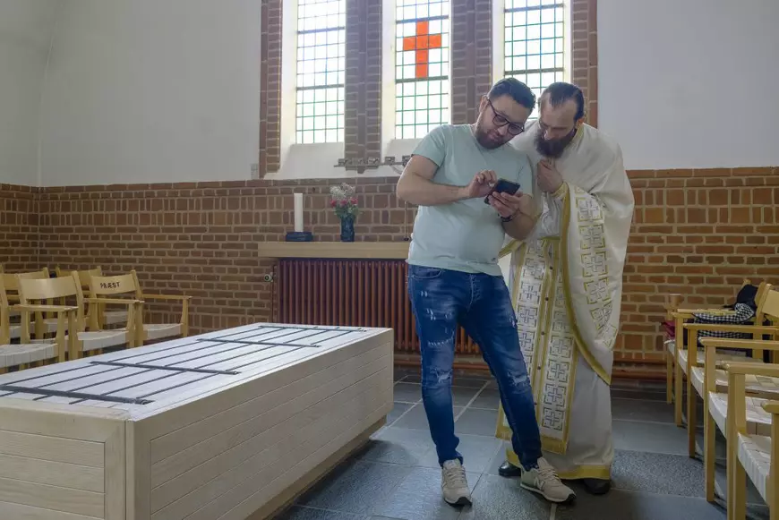 REPORTAJ. Rețeaua invizibilă a preoților români voluntari din diaspora. În nordul Danemarcei, preotul ține duminica slujbele ortodoxe, iar în timpul săptămânii sudează turbine eoliene marine