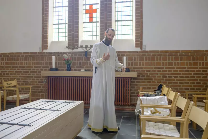 REPORTAJ. Rețeaua invizibilă a preoților români voluntari din diaspora. În nordul Danemarcei, preotul ține duminica slujbele ortodoxe, iar în timpul săptămânii sudează turbine eoliene marine