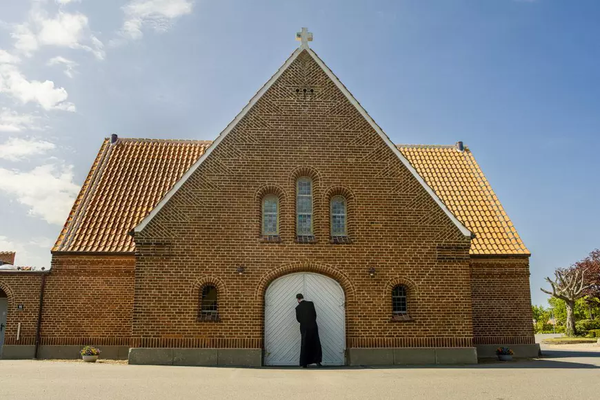 REPORTAJ. Rețeaua invizibilă a preoților români voluntari din diaspora. În nordul Danemarcei, preotul ține duminica slujbele ortodoxe, iar în timpul săptămânii sudează turbine eoliene marine