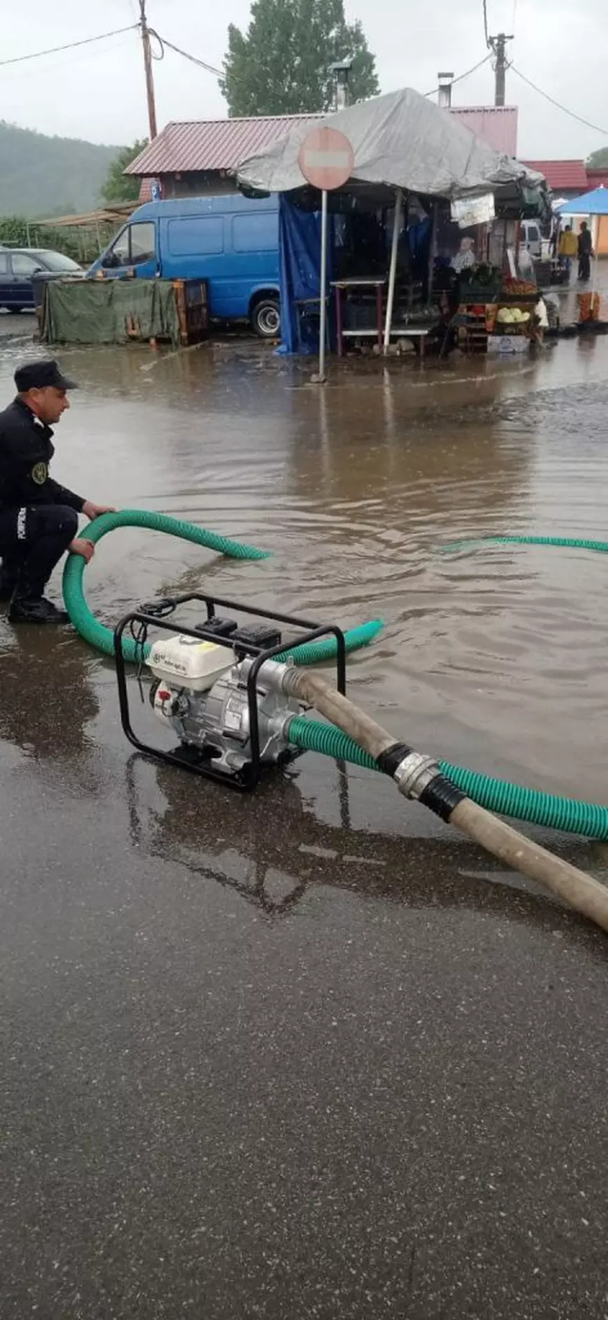 Urmările codului roșu de ploi torențiale: case inundate, drumuri blocate și copaci căzuți pe șosea