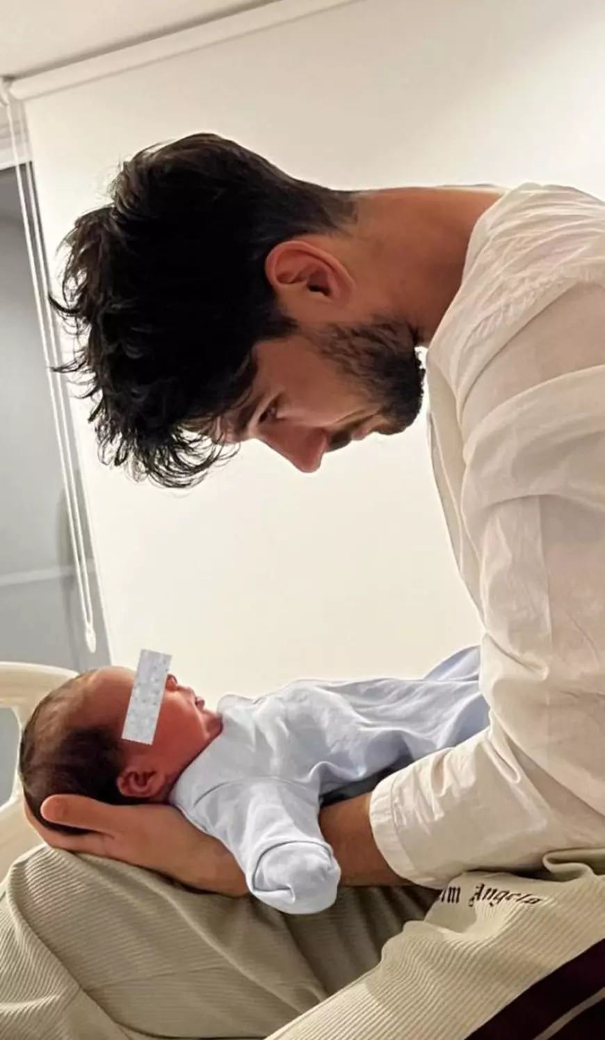 Schimb de replici între Theo Rose și Anghel Damian în spital, la scurt timp după ce au devenit părinți. „Tot ce zic se întoarce împotriva mea”