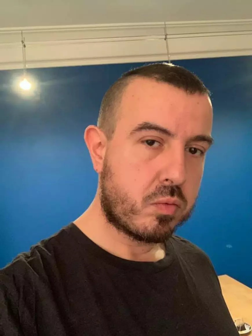 Un artist, un publicitar şi un istoric analizează logoul de ţară propus de jurnalistul britanic Charlie Ottley. „Charlie și-a făcut un logo pentru motocicleta lui”