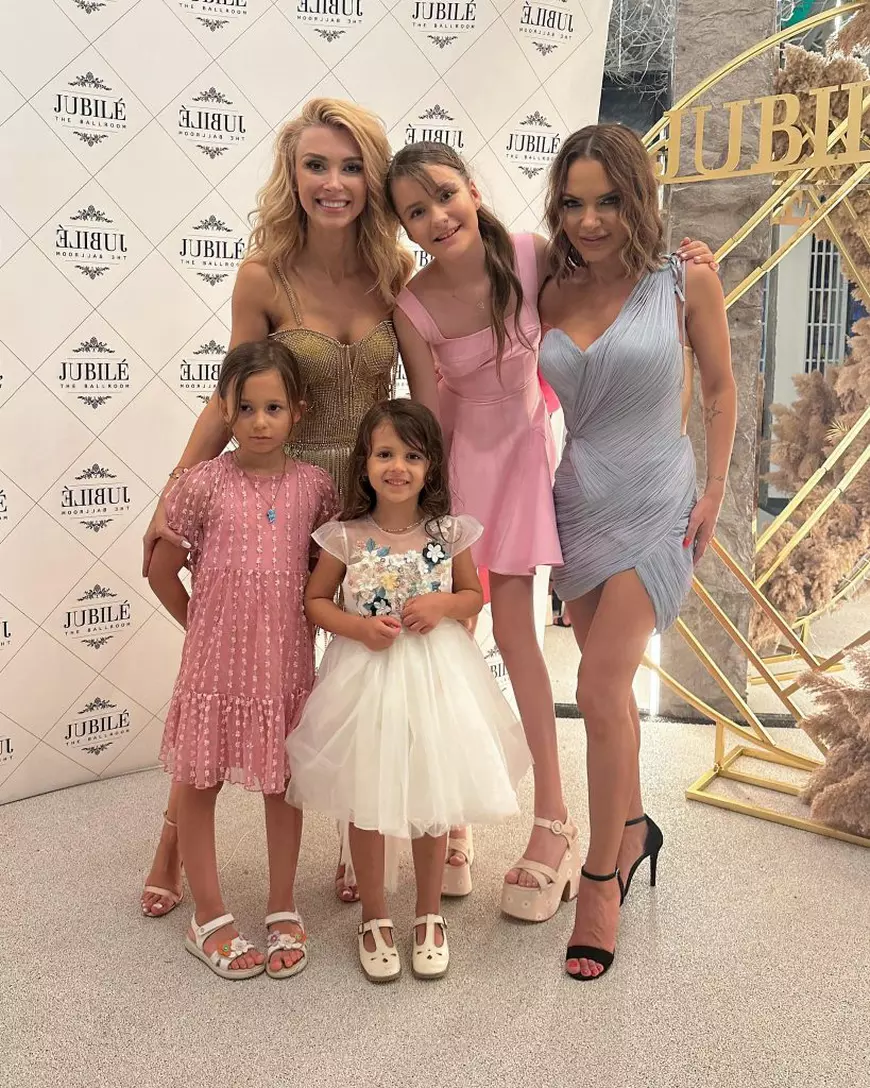 Cât costă rochia roz purtată de Andreea Antonescu la botezul fetiței sale. E făcută din mătase naturală