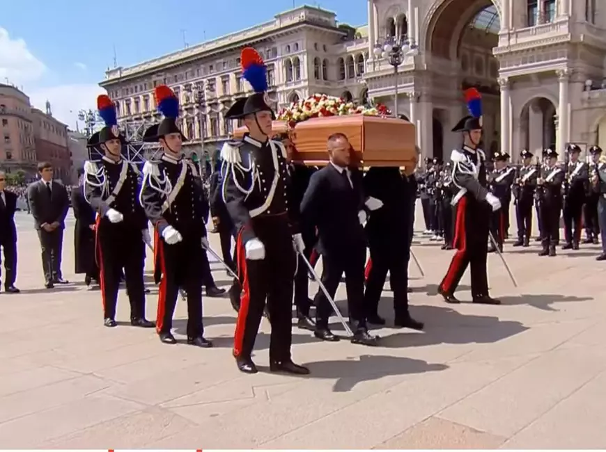 Funeralii grandioase pentru Berlusconi în Milano. Doliu național, aplauze de la mii de oameni, dar și critici de la politicienii stângii