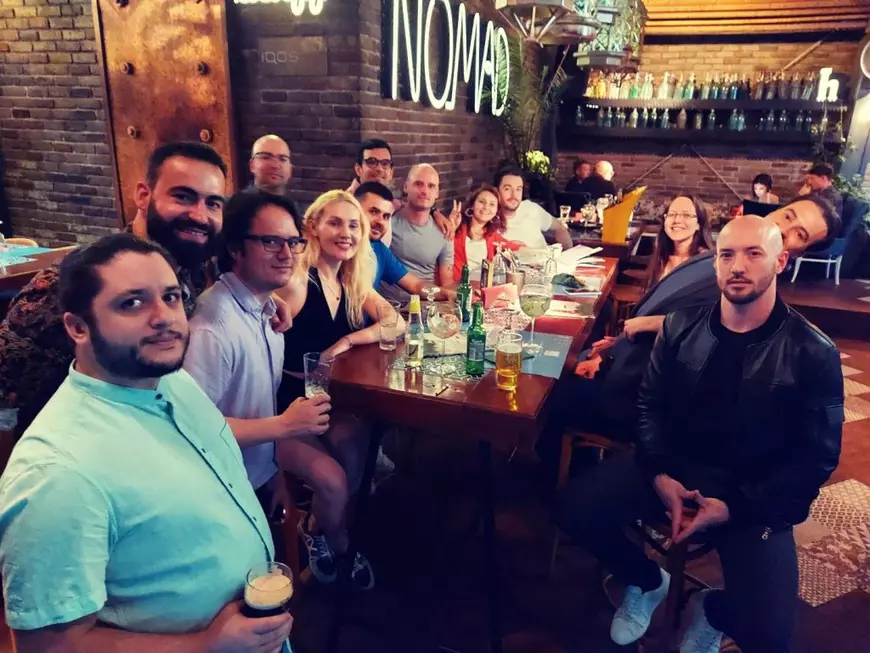 „Să conduc în București a fost înfricoșător”. După ce au locuit în peste 40 de țări, două nomade digitale povestesc experiența din România