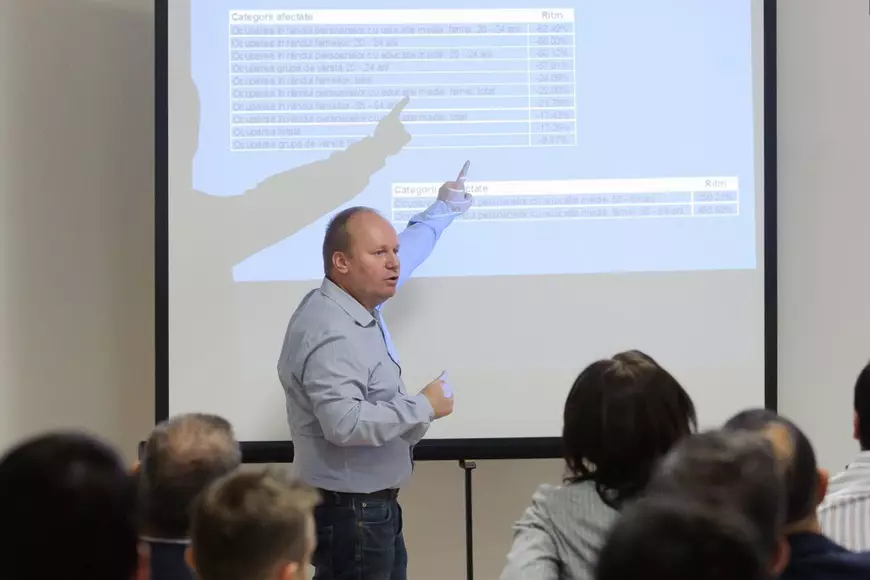 Trei economiști analizează „cerințele legitime ale profesorilor”, dar prezintă și riscul: „În stilul ăsta, nici salariile actuale nu le vom mai putea plăti”