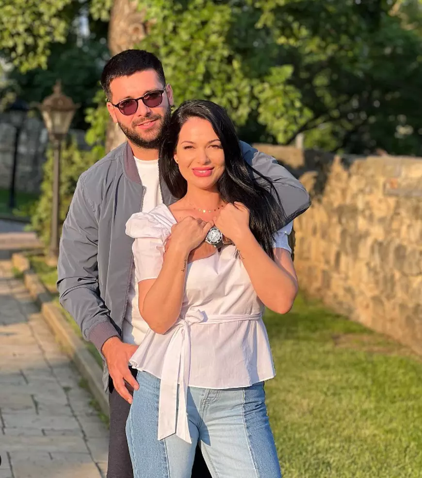 Cum îl ajută financiar Deea pe Dinu Maxer: „Aș putea spune că-i generez venit”. Sunt parteneri în aceeași afacere și după divorț