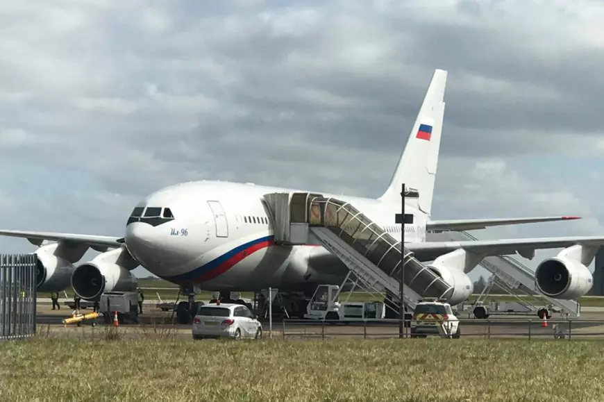 Avionul trimis de Rusia să repatrieze diplomații refuzați de MAE a plecat cu o întârziere de 6 ore de pe Otopeni. Care a fost motivul