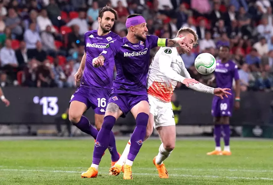 Ultrașii britanici i-au spart capul lui Cristiano Biraghi, de la Fiorentina, în timpul finalei Conference League de la Praga