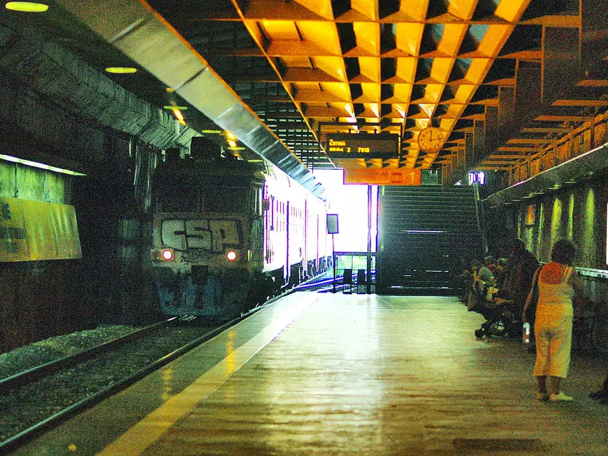 Momentul în care o mamă și fiul ei sunt salvați din fața trenului, într-o stație din Belgrad: „Am fost la locul potrivit, în momentul potrivit”